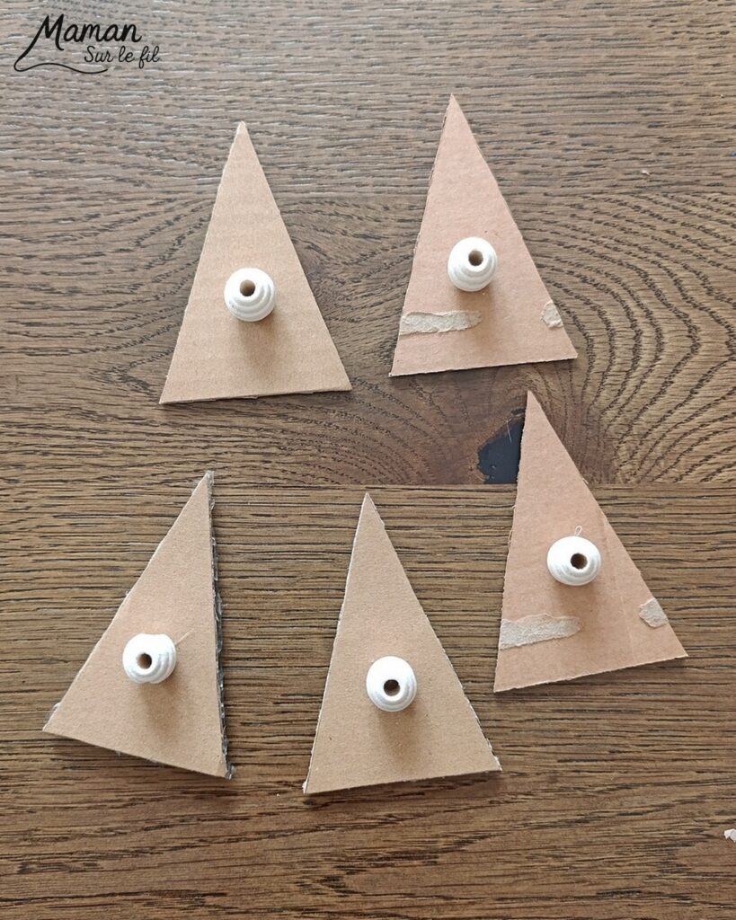 Fabriquer des tampons Sapins DIY en récup' : activité créative, récup', peinture et manuelle enfants - Recyclage, surcyclage de carton, de papier à bulles et de papier aluminium - Carton plat et ondulé - Perles pour la prise en main plus facile - Différentes textures pour différentes rendus - Peinture avec les tampons fait maison - Dessin et graphismes pour les détails - Gommettes Etoiles pailletées - Bricolage DIY facile et rapide - Thème hiver, Noël, fêtes de fin d'année - Décoration DIY - Bricolage et décoration sympa et facile - Arts visuels maternelle et élémentaire - Cycles 1 et 2 - Créativité - tutoriel photos et vidéo - mslf