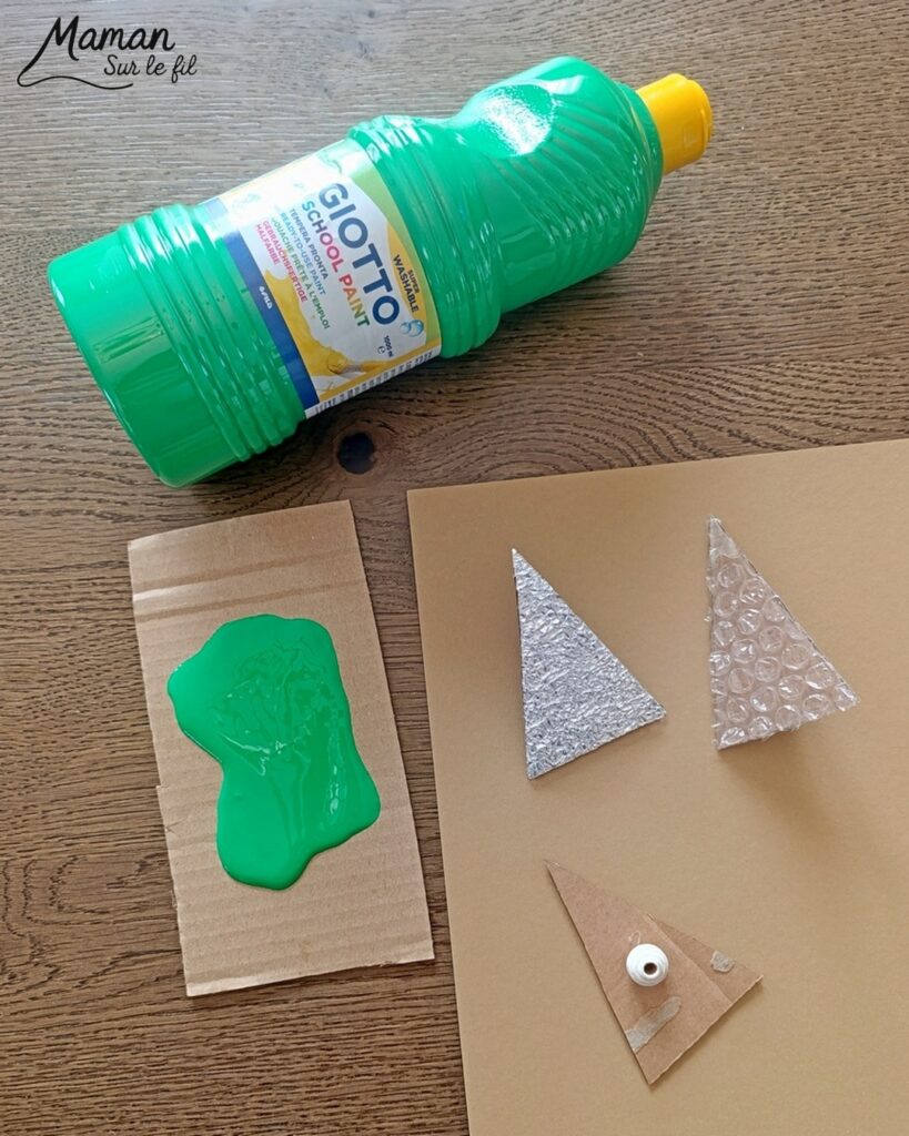 Fabriquer des tampons Sapins DIY en récup' : activité créative, récup', peinture et manuelle enfants - Recyclage, surcyclage de carton, de papier à bulles et de papier aluminium - Carton plat et ondulé - Perles pour la prise en main plus facile - Différentes textures pour différentes rendus - Peinture avec les tampons fait maison - Dessin et graphismes pour les détails - Gommettes Etoiles pailletées - Bricolage DIY facile et rapide - Thème hiver, Noël, fêtes de fin d'année - Décoration DIY - Bricolage et décoration sympa et facile - Arts visuels maternelle et élémentaire - Cycles 1 et 2 - Créativité - tutoriel photos et vidéo - mslf