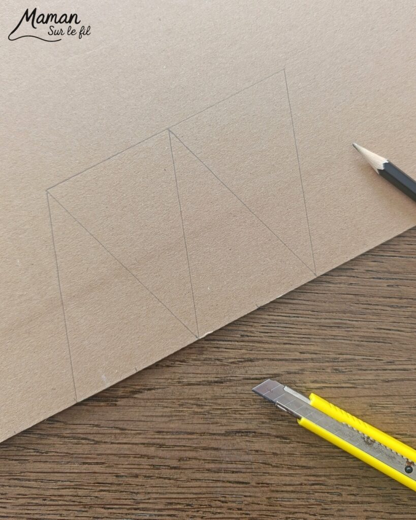 Fabriquer des tampons Sapins DIY en récup' : activité créative, récup', peinture et manuelle enfants - Recyclage, surcyclage de carton, de papier à bulles et de papier aluminium - Carton plat et ondulé - Perles pour la prise en main plus facile - Différentes textures pour différentes rendus - Peinture avec les tampons fait maison - Dessin et graphismes pour les détails - Gommettes Etoiles pailletées - Bricolage DIY facile et rapide - Thème hiver, Noël, fêtes de fin d'année - Décoration DIY - Bricolage et décoration sympa et facile - Arts visuels maternelle et élémentaire - Cycles 1 et 2 - Créativité - tutoriel photos et vidéo - mslf