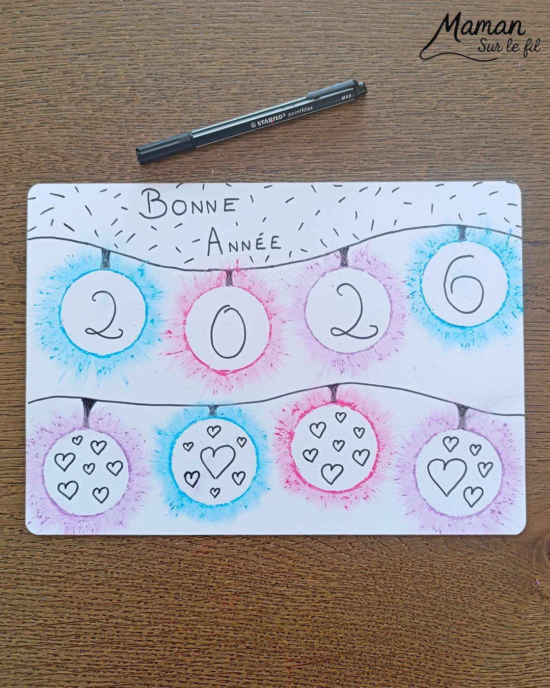 Créer une guirlande lumineuse en pastels étalés pour la nouvelle année : activité créative et manuelle enfants - Carte pour souhaiter une bonne année 2026 - Technique du pastel gras étalé au doigt pour un effet lumineux - Dessin, écriture et graphismes noirs - Nouvel an, Jour de l'an ou Noël - Bricolage et décoration DIY et facile - Bricolage Fait maison, décoration - Thème Fêtes de fin d'année, Nouvel an, Jour de l'an, bonne année - Bricolage sympa et facile - Arts visuels Maternelle et cycle 2 - Maternelle et élémentaire - Créativité - Cycle 1 ou 2 - tutoriel photos et vidéo - mslf