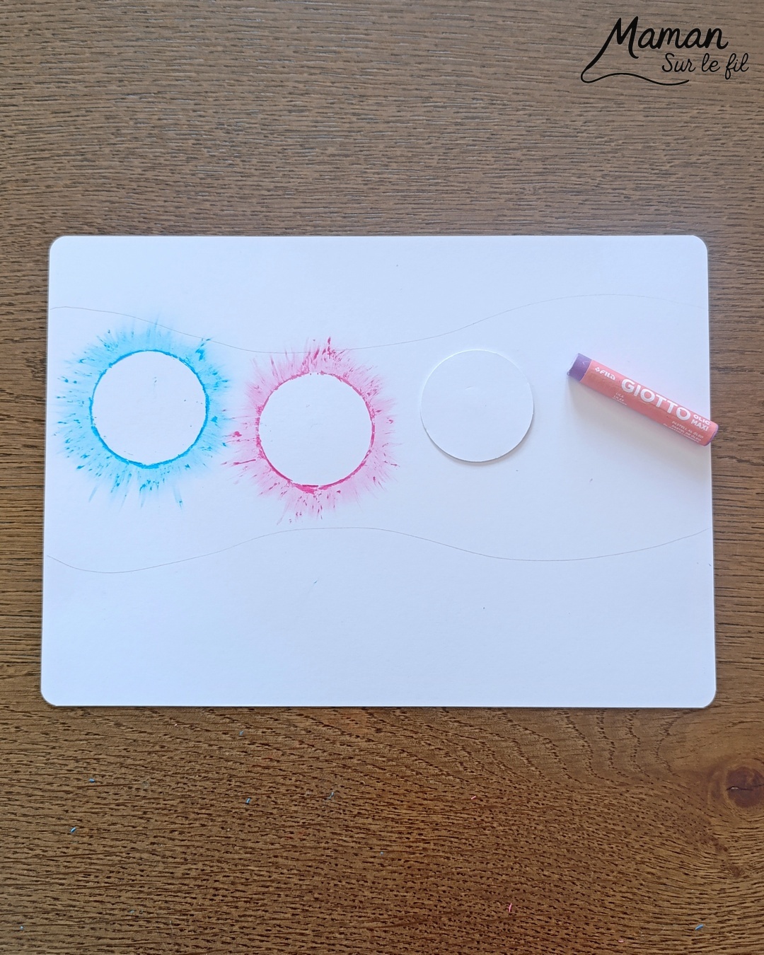 Créer une guirlande lumineuse en pastels étalés pour la nouvelle année : activité créative et manuelle enfants - Carte pour souhaiter une bonne année 2026 - Technique du pastel gras étalé au doigt pour un effet lumineux - Dessin, écriture et graphismes noirs - Nouvel an, Jour de l'an ou Noël - Bricolage et décoration DIY et facile - Bricolage Fait maison, décoration - Thème Fêtes de fin d'année, Nouvel an, Jour de l'an, bonne année - Bricolage sympa et facile - Arts visuels Maternelle et cycle 2 - Maternelle et élémentaire - Créativité - Cycle 1 ou 2 - tutoriel photos et vidéo - mslf