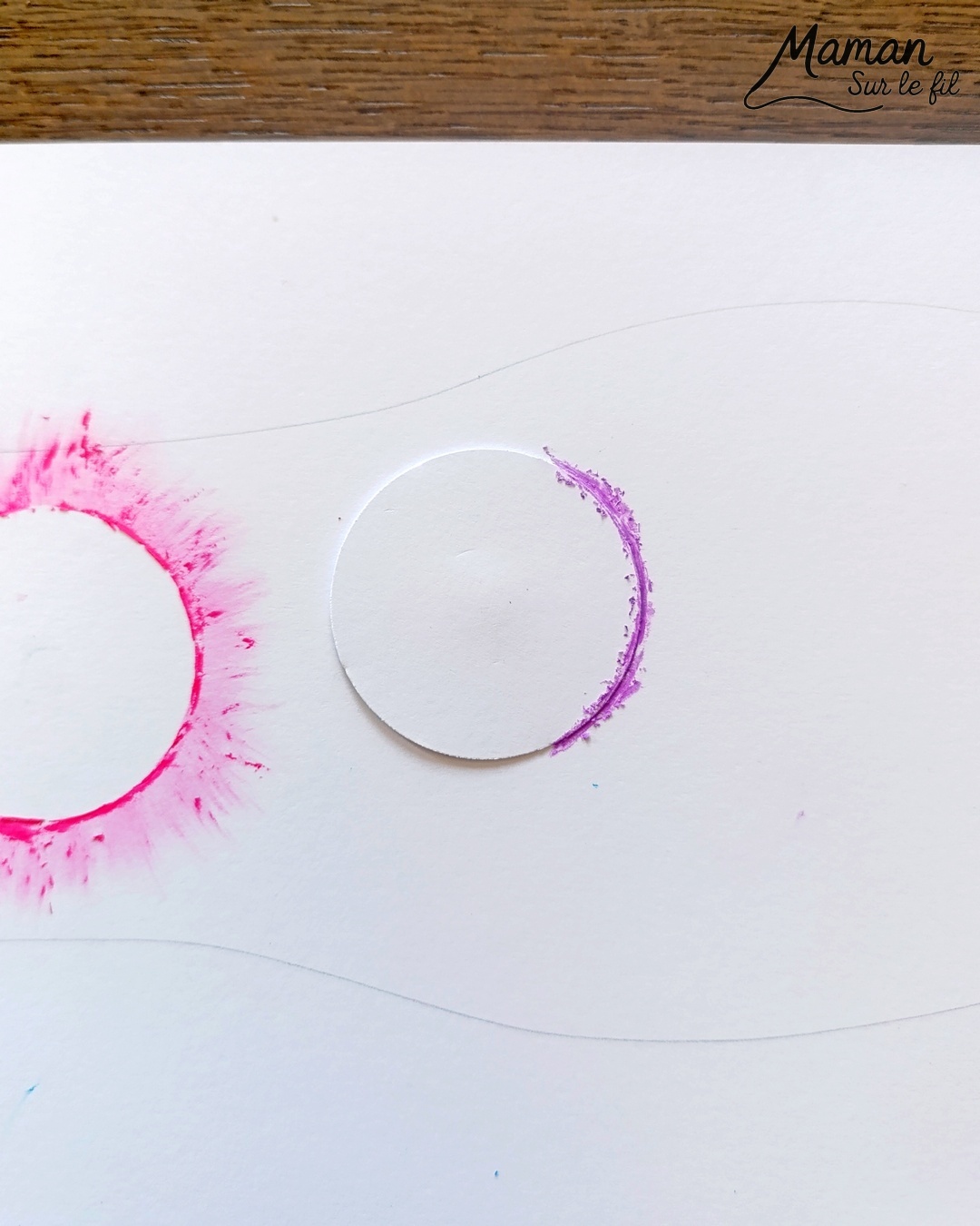 Créer une guirlande lumineuse en pastels étalés pour la nouvelle année : activité créative et manuelle enfants - Carte pour souhaiter une bonne année 2026 - Technique du pastel gras étalé au doigt pour un effet lumineux - Dessin, écriture et graphismes noirs - Nouvel an, Jour de l'an ou Noël - Bricolage et décoration DIY et facile - Bricolage Fait maison, décoration - Thème Fêtes de fin d'année, Nouvel an, Jour de l'an, bonne année - Bricolage sympa et facile - Arts visuels Maternelle et cycle 2 - Maternelle et élémentaire - Créativité - Cycle 1 ou 2 - tutoriel photos et vidéo - mslf