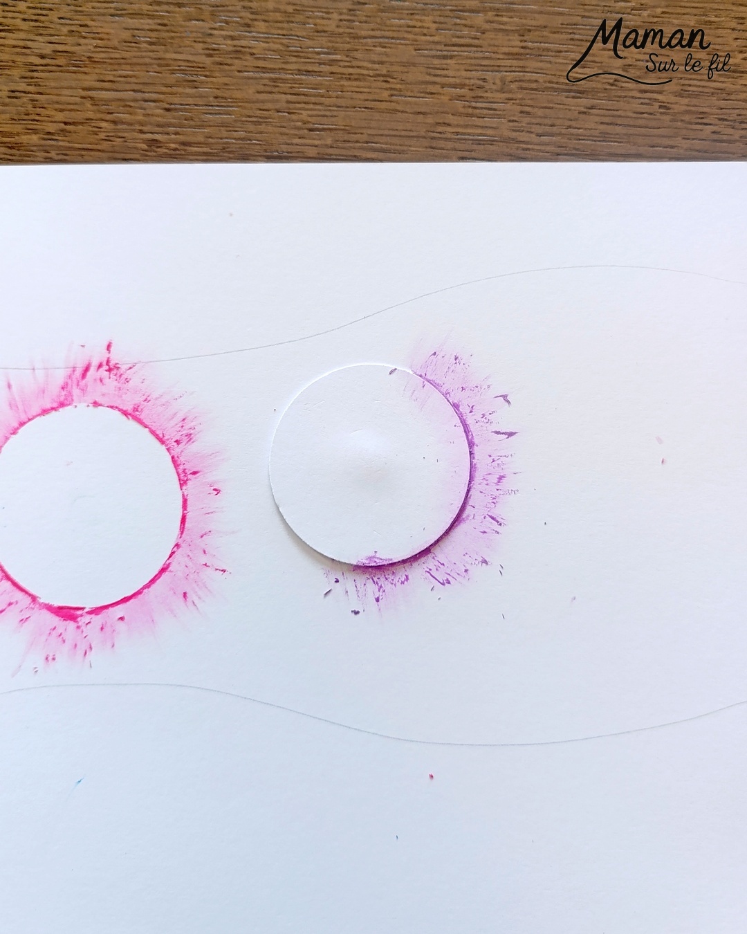 Créer une guirlande lumineuse en pastels étalés pour la nouvelle année : activité créative et manuelle enfants - Carte pour souhaiter une bonne année 2026 - Technique du pastel gras étalé au doigt pour un effet lumineux - Dessin, écriture et graphismes noirs - Nouvel an, Jour de l'an ou Noël - Bricolage et décoration DIY et facile - Bricolage Fait maison, décoration - Thème Fêtes de fin d'année, Nouvel an, Jour de l'an, bonne année - Bricolage sympa et facile - Arts visuels Maternelle et cycle 2 - Maternelle et élémentaire - Créativité - Cycle 1 ou 2 - tutoriel photos et vidéo - mslf