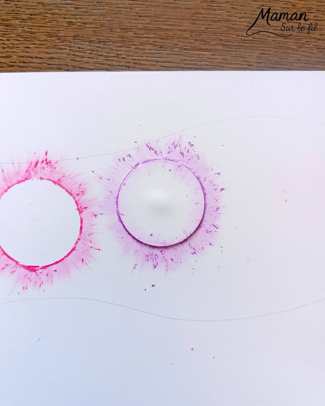 Créer une guirlande lumineuse en pastels étalés pour la nouvelle année : activité créative et manuelle enfants - Carte pour souhaiter une bonne année 2026 - Technique du pastel gras étalé au doigt pour un effet lumineux - Dessin, écriture et graphismes noirs - Nouvel an, Jour de l'an ou Noël - Bricolage et décoration DIY et facile - Bricolage Fait maison, décoration - Thème Fêtes de fin d'année, Nouvel an, Jour de l'an, bonne année - Bricolage sympa et facile - Arts visuels Maternelle et cycle 2 - Maternelle et élémentaire - Créativité - Cycle 1 ou 2 - tutoriel photos et vidéo - mslf