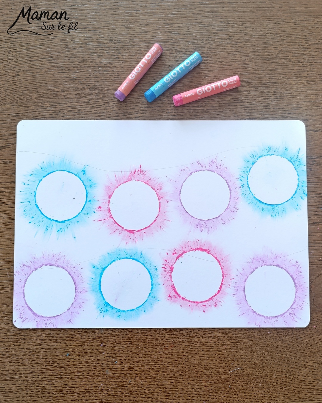Créer une guirlande lumineuse en pastels étalés pour la nouvelle année : activité créative et manuelle enfants - Carte pour souhaiter une bonne année 2026 - Technique du pastel gras étalé au doigt pour un effet lumineux - Dessin, écriture et graphismes noirs - Nouvel an, Jour de l'an ou Noël - Bricolage et décoration DIY et facile - Bricolage Fait maison, décoration - Thème Fêtes de fin d'année, Nouvel an, Jour de l'an, bonne année - Bricolage sympa et facile - Arts visuels Maternelle et cycle 2 - Maternelle et élémentaire - Créativité - Cycle 1 ou 2 - tutoriel photos et vidéo - mslf