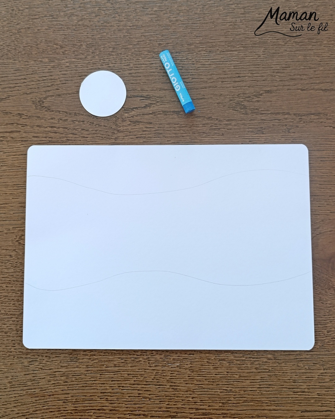 Créer une guirlande lumineuse en pastels étalés pour la nouvelle année : activité créative et manuelle enfants - Carte pour souhaiter une bonne année 2026 - Technique du pastel gras étalé au doigt pour un effet lumineux - Dessin, écriture et graphismes noirs - Nouvel an, Jour de l'an ou Noël - Bricolage et décoration DIY et facile - Bricolage Fait maison, décoration - Thème Fêtes de fin d'année, Nouvel an, Jour de l'an, bonne année - Bricolage sympa et facile - Arts visuels Maternelle et cycle 2 - Maternelle et élémentaire - Créativité - Cycle 1 ou 2 - tutoriel photos et vidéo - mslf