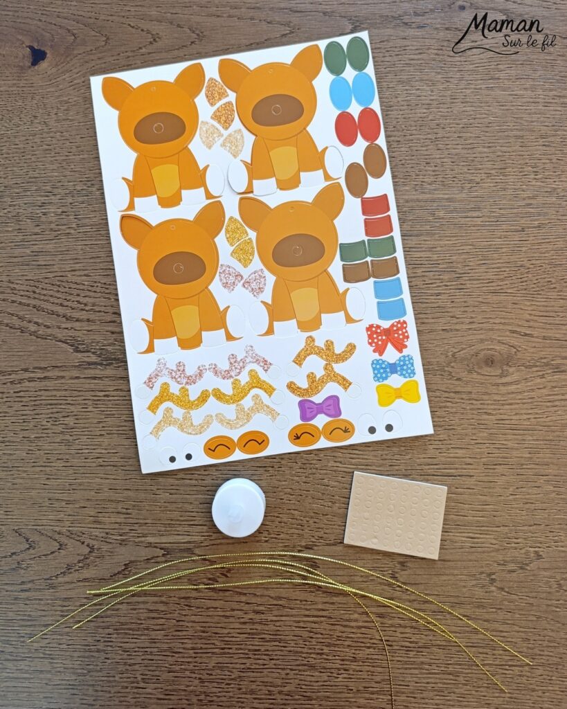 Fabriquer des suspensions Rennes mignons au nez lumineux : activité créative et manuelle enfants - Le kit créatif tout compris vient de chez 10 Doigts - Collage des différents éléments avec des pastilles double face - Nez lumineux avec une bougie chauffe-plat - Quatre rennes différentes, bas prix - Suspensions DIY, fait maison pour le sapin de Noël - Bricolage et décoration DIY - Bricolage Fait maison, décoration - Kit tout compris - Thème Animaux du froid, de la forêt, Noël - Bricolage sympa et facile - Arts visuels Maternelle et cycle 2 - Maternelle et élémentaire - Créativité - Cycle 1 ou 2 - tutoriel photos - mslf