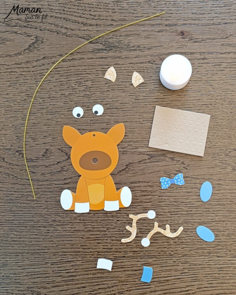 Fabriquer des suspensions Rennes mignons au nez lumineux : activité créative et manuelle enfants - Le kit créatif tout compris vient de chez 10 Doigts - Collage des différents éléments avec des pastilles double face - Nez lumineux avec une bougie chauffe-plat - Quatre rennes différentes, bas prix - Suspensions DIY, fait maison pour le sapin de Noël - Bricolage et décoration DIY - Bricolage Fait maison, décoration - Kit tout compris - Thème Animaux du froid, de la forêt, Noël - Bricolage sympa et facile - Arts visuels Maternelle et cycle 2 - Maternelle et élémentaire - Créativité - Cycle 1 ou 2 - tutoriel photos - mslf