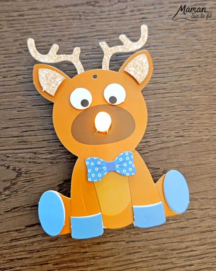 Fabriquer des suspensions Rennes mignons au nez lumineux : activité créative et manuelle enfants - Le kit créatif tout compris vient de chez 10 Doigts - Collage des différents éléments avec des pastilles double face - Nez lumineux avec une bougie chauffe-plat - Quatre rennes différentes, bas prix - Suspensions DIY, fait maison pour le sapin de Noël - Bricolage et décoration DIY - Bricolage Fait maison, décoration - Kit tout compris - Thème Animaux du froid, de la forêt, Noël - Bricolage sympa et facile - Arts visuels Maternelle et cycle 2 - Maternelle et élémentaire - Créativité - Cycle 1 ou 2 - tutoriel photos - mslf