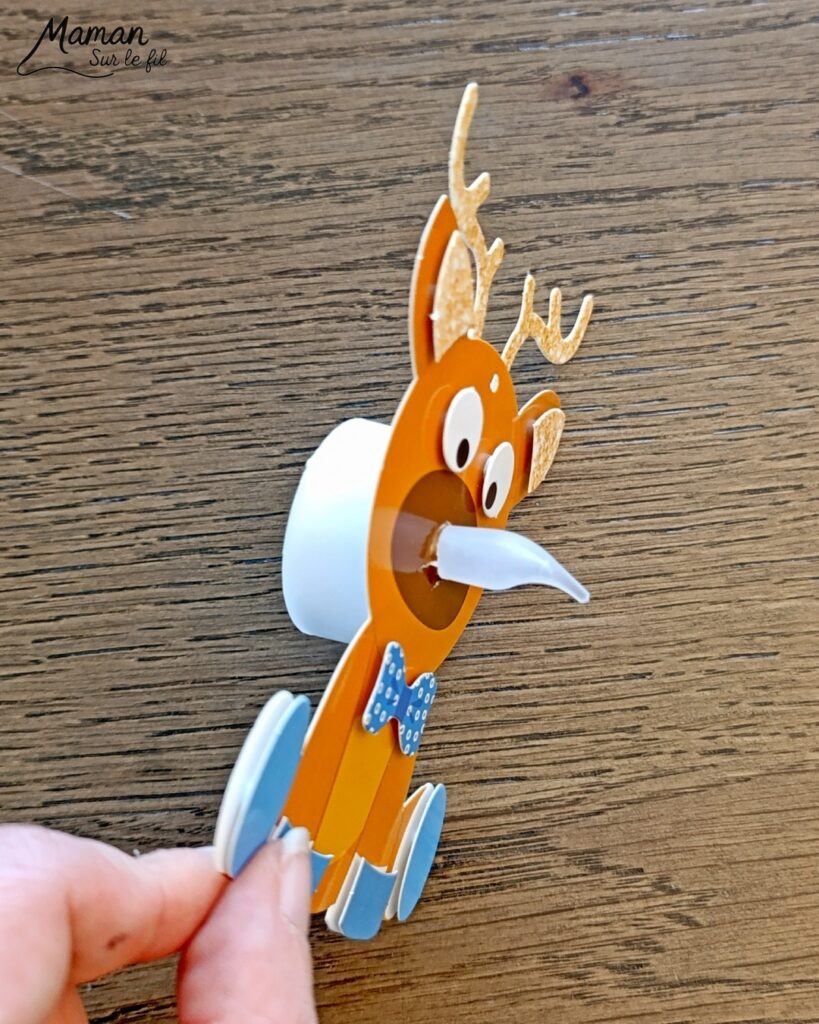 Fabriquer des suspensions Rennes mignons au nez lumineux : activité créative et manuelle enfants - Le kit créatif tout compris vient de chez 10 Doigts - Collage des différents éléments avec des pastilles double face - Nez lumineux avec une bougie chauffe-plat - Quatre rennes différentes, bas prix - Suspensions DIY, fait maison pour le sapin de Noël - Bricolage et décoration DIY - Bricolage Fait maison, décoration - Kit tout compris - Thème Animaux du froid, de la forêt, Noël - Bricolage sympa et facile - Arts visuels Maternelle et cycle 2 - Maternelle et élémentaire - Créativité - Cycle 1 ou 2 - tutoriel photos - mslf