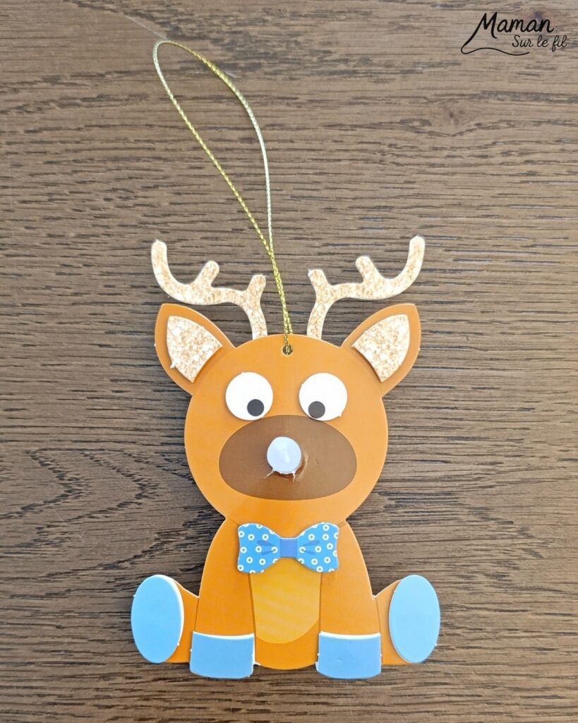 Fabriquer des suspensions Rennes mignons au nez lumineux : activité créative et manuelle enfants - Le kit créatif tout compris vient de chez 10 Doigts - Collage des différents éléments avec des pastilles double face - Nez lumineux avec une bougie chauffe-plat - Quatre rennes différentes, bas prix - Suspensions DIY, fait maison pour le sapin de Noël - Bricolage et décoration DIY - Bricolage Fait maison, décoration - Kit tout compris - Thème Animaux du froid, de la forêt, Noël - Bricolage sympa et facile - Arts visuels Maternelle et cycle 2 - Maternelle et élémentaire - Créativité - Cycle 1 ou 2 - tutoriel photos - mslf