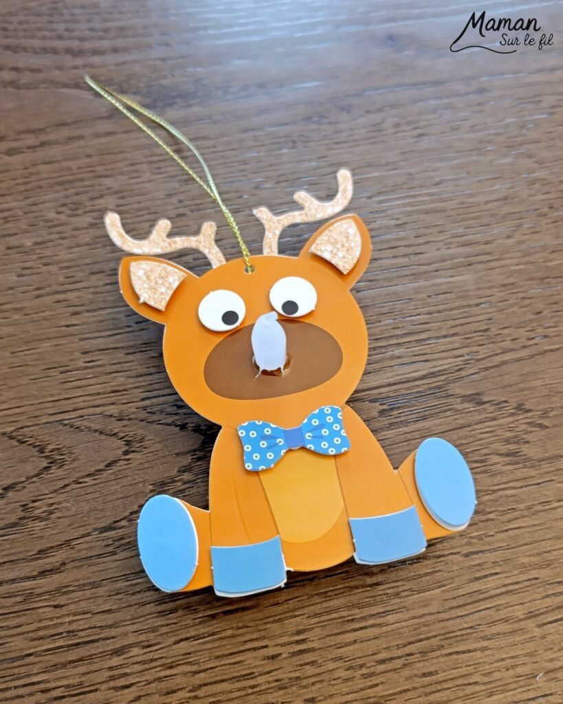 Fabriquer des suspensions Rennes mignons au nez lumineux : activité créative et manuelle enfants - Le kit créatif tout compris vient de chez 10 Doigts - Collage des différents éléments avec des pastilles double face - Nez lumineux avec une bougie chauffe-plat - Quatre rennes différentes, bas prix - Suspensions DIY, fait maison pour le sapin de Noël - Bricolage et décoration DIY - Bricolage Fait maison, décoration - Kit tout compris - Thème Animaux du froid, de la forêt, Noël - Bricolage sympa et facile - Arts visuels Maternelle et cycle 2 - Maternelle et élémentaire - Créativité - Cycle 1 ou 2 - tutoriel photos - mslf
