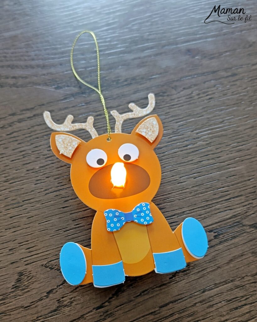 Fabriquer des suspensions Rennes mignons au nez lumineux : activité créative et manuelle enfants - Le kit créatif tout compris vient de chez 10 Doigts - Collage des différents éléments avec des pastilles double face - Nez lumineux avec une bougie chauffe-plat - Quatre rennes différentes, bas prix - Suspensions DIY, fait maison pour le sapin de Noël - Bricolage et décoration DIY - Bricolage Fait maison, décoration - Kit tout compris - Thème Animaux du froid, de la forêt, Noël - Bricolage sympa et facile - Arts visuels Maternelle et cycle 2 - Maternelle et élémentaire - Créativité - Cycle 1 ou 2 - tutoriel photos - mslf