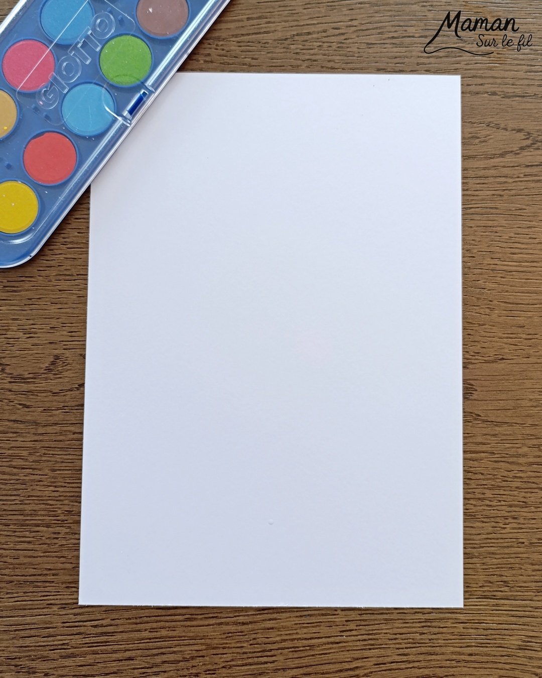 Créer un Père Noël à l'envers dans la cheminée : activité créative et manuelle enfants - Découpage et collage de papier -Fond en peinture type aquarelle et peinture éclaboussée jaune pour les étoiles - Cheminée peinte avec une éponge pour la texture et la forme des briques - Papier blanc pour la neige - - Bricolage rigolo et décoration DIY et facile - Bricolage Fait maison, décoration - Thème hiver, froid, Noël, fêtes de fin d'année - Bricolage sympa et facile - Arts visuels Maternelle et cycle 2 - Maternelle et élémentaire - Créativité - Cycle 1 ou 2 - tutoriel photos - mslf