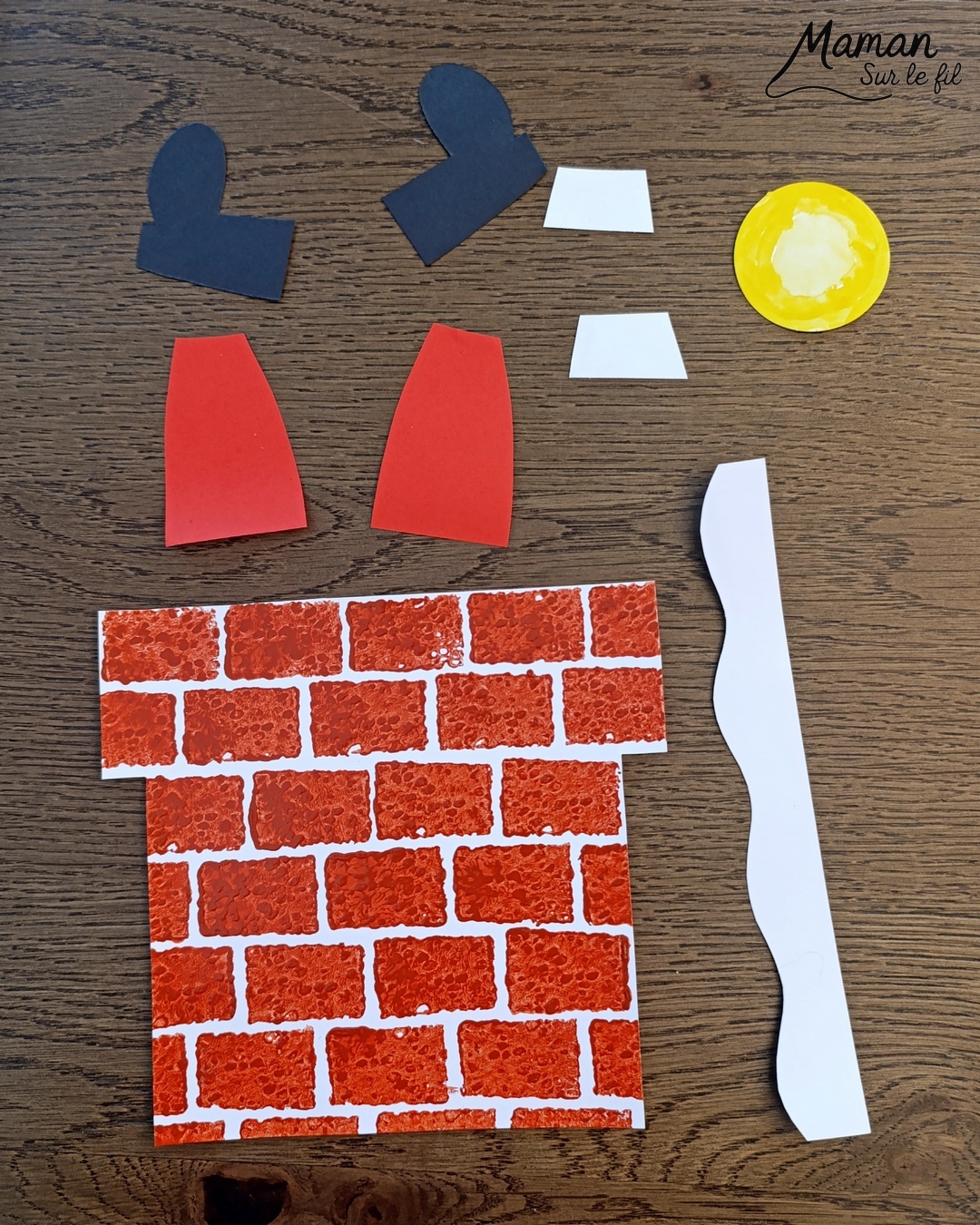 Créer un Père Noël à l'envers dans la cheminée : activité créative et manuelle enfants - Découpage et collage de papier -Fond en peinture type aquarelle et peinture éclaboussée jaune pour les étoiles - Cheminée peinte avec une éponge pour la texture et la forme des briques - Papier blanc pour la neige - - Bricolage rigolo et décoration DIY et facile - Bricolage Fait maison, décoration - Thème hiver, froid, Noël, fêtes de fin d'année - Bricolage sympa et facile - Arts visuels Maternelle et cycle 2 - Maternelle et élémentaire - Créativité - Cycle 1 ou 2 - tutoriel photos - mslf