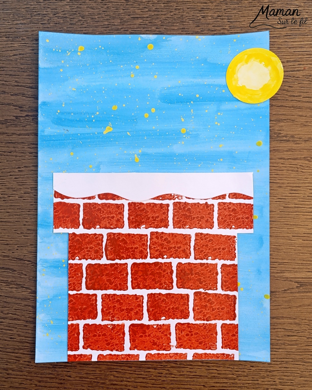 Créer un Père Noël à l'envers dans la cheminée : activité créative et manuelle enfants - Découpage et collage de papier -Fond en peinture type aquarelle et peinture éclaboussée jaune pour les étoiles - Cheminée peinte avec une éponge pour la texture et la forme des briques - Papier blanc pour la neige - - Bricolage rigolo et décoration DIY et facile - Bricolage Fait maison, décoration - Thème hiver, froid, Noël, fêtes de fin d'année - Bricolage sympa et facile - Arts visuels Maternelle et cycle 2 - Maternelle et élémentaire - Créativité - Cycle 1 ou 2 - tutoriel photos - mslf