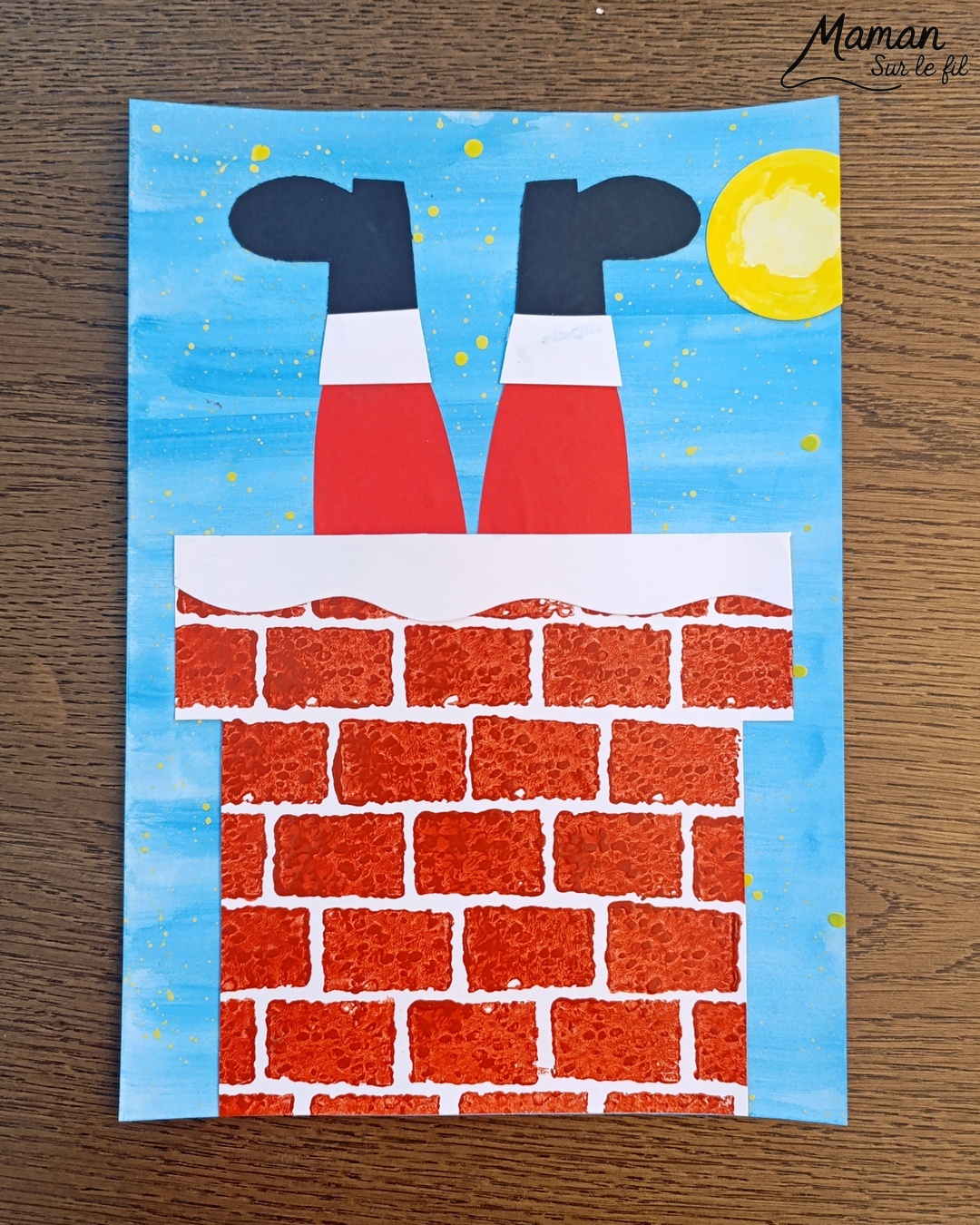 Créer un Père Noël à l'envers dans la cheminée : activité créative et manuelle enfants - Découpage et collage de papier -Fond en peinture type aquarelle et peinture éclaboussée jaune pour les étoiles - Cheminée peinte avec une éponge pour la texture et la forme des briques - Papier blanc pour la neige - - Bricolage rigolo et décoration DIY et facile - Bricolage Fait maison, décoration - Thème hiver, froid, Noël, fêtes de fin d'année - Bricolage sympa et facile - Arts visuels Maternelle et cycle 2 - Maternelle et élémentaire - Créativité - Cycle 1 ou 2 - tutoriel photos - mslf