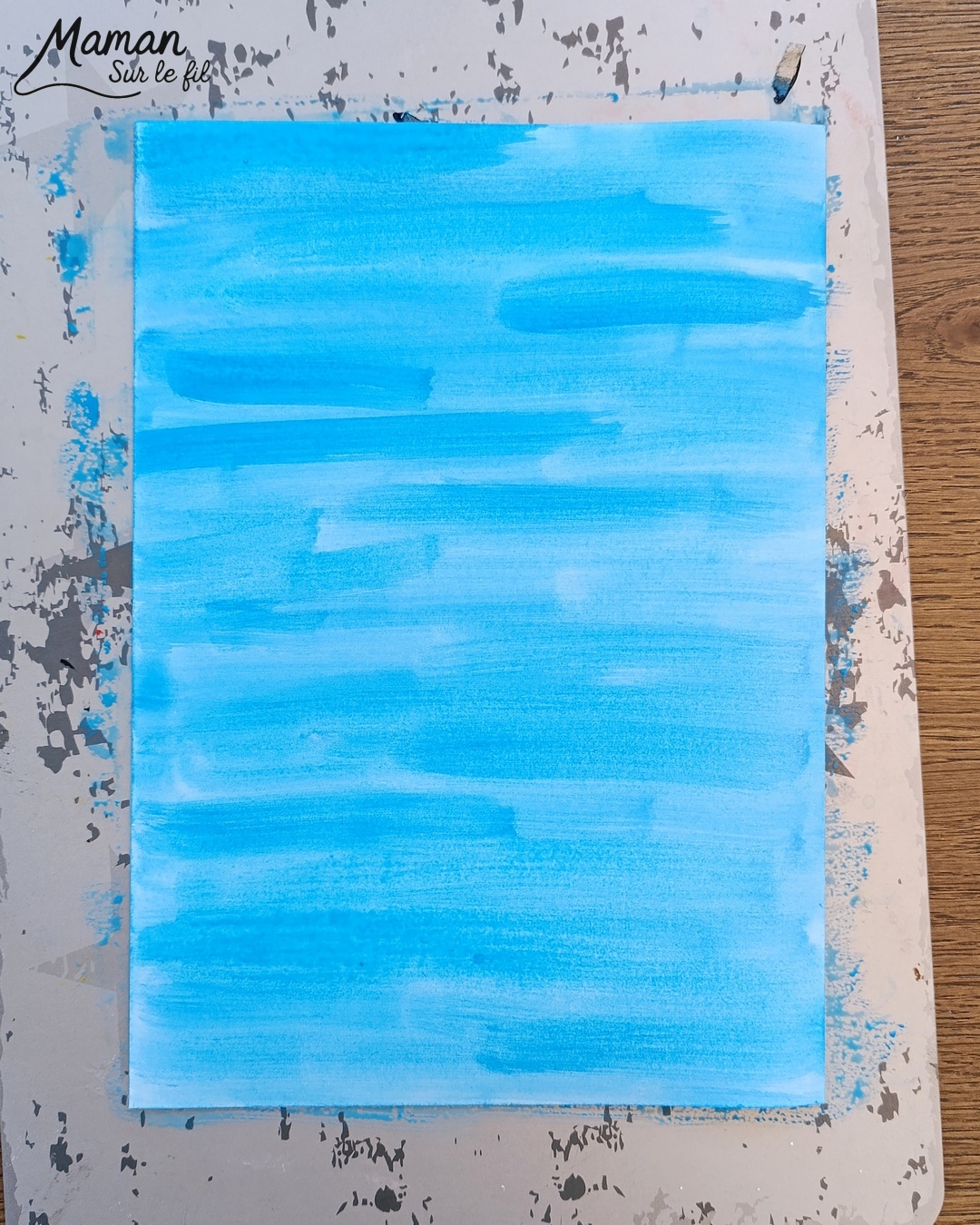 Créer un Père Noël à l'envers dans la cheminée : activité créative et manuelle enfants - Découpage et collage de papier -Fond en peinture type aquarelle et peinture éclaboussée jaune pour les étoiles - Cheminée peinte avec une éponge pour la texture et la forme des briques - Papier blanc pour la neige - - Bricolage rigolo et décoration DIY et facile - Bricolage Fait maison, décoration - Thème hiver, froid, Noël, fêtes de fin d'année - Bricolage sympa et facile - Arts visuels Maternelle et cycle 2 - Maternelle et élémentaire - Créativité - Cycle 1 ou 2 - tutoriel photos - mslf