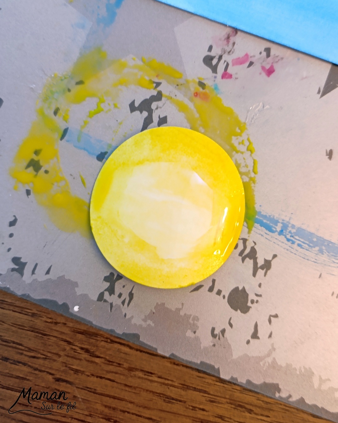 Créer un Père Noël à l'envers dans la cheminée : activité créative et manuelle enfants - Découpage et collage de papier -Fond en peinture type aquarelle et peinture éclaboussée jaune pour les étoiles - Cheminée peinte avec une éponge pour la texture et la forme des briques - Papier blanc pour la neige - - Bricolage rigolo et décoration DIY et facile - Bricolage Fait maison, décoration - Thème hiver, froid, Noël, fêtes de fin d'année - Bricolage sympa et facile - Arts visuels Maternelle et cycle 2 - Maternelle et élémentaire - Créativité - Cycle 1 ou 2 - tutoriel photos - mslf