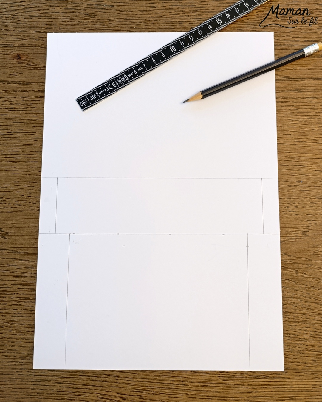 Créer un Père Noël à l'envers dans la cheminée : activité créative et manuelle enfants - Découpage et collage de papier -Fond en peinture type aquarelle et peinture éclaboussée jaune pour les étoiles - Cheminée peinte avec une éponge pour la texture et la forme des briques - Papier blanc pour la neige - - Bricolage rigolo et décoration DIY et facile - Bricolage Fait maison, décoration - Thème hiver, froid, Noël, fêtes de fin d'année - Bricolage sympa et facile - Arts visuels Maternelle et cycle 2 - Maternelle et élémentaire - Créativité - Cycle 1 ou 2 - tutoriel photos - mslf