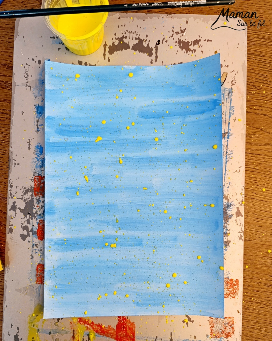 Créer un Père Noël à l'envers dans la cheminée : activité créative et manuelle enfants - Découpage et collage de papier -Fond en peinture type aquarelle et peinture éclaboussée jaune pour les étoiles - Cheminée peinte avec une éponge pour la texture et la forme des briques - Papier blanc pour la neige - - Bricolage rigolo et décoration DIY et facile - Bricolage Fait maison, décoration - Thème hiver, froid, Noël, fêtes de fin d'année - Bricolage sympa et facile - Arts visuels Maternelle et cycle 2 - Maternelle et élémentaire - Créativité - Cycle 1 ou 2 - tutoriel photos - mslf