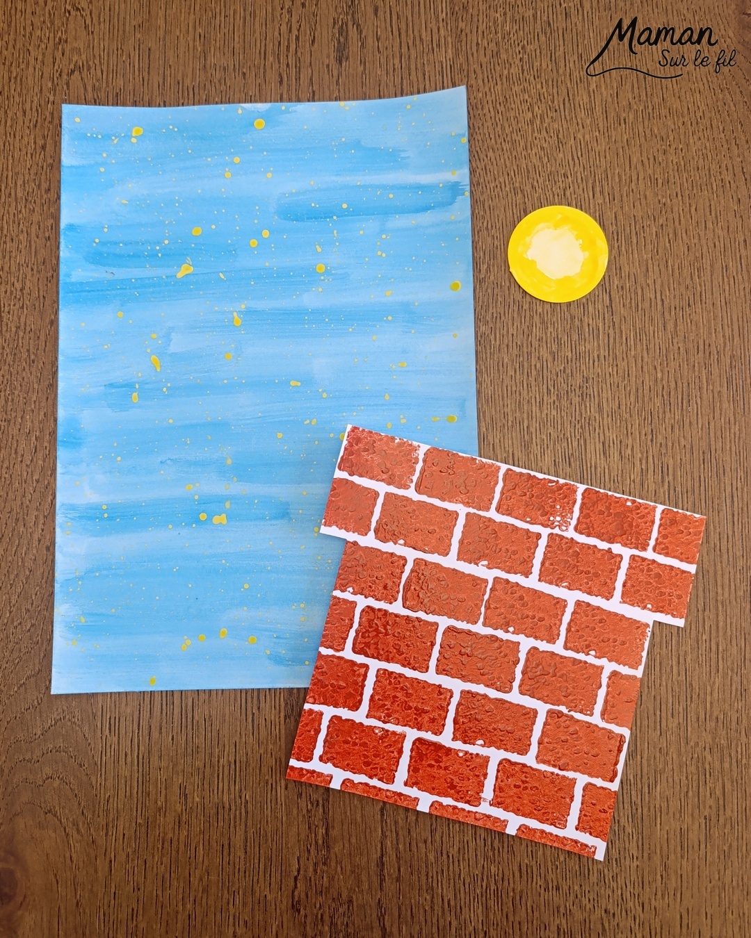 Créer un Père Noël à l'envers dans la cheminée : activité créative et manuelle enfants - Découpage et collage de papier -Fond en peinture type aquarelle et peinture éclaboussée jaune pour les étoiles - Cheminée peinte avec une éponge pour la texture et la forme des briques - Papier blanc pour la neige - - Bricolage rigolo et décoration DIY et facile - Bricolage Fait maison, décoration - Thème hiver, froid, Noël, fêtes de fin d'année - Bricolage sympa et facile - Arts visuels Maternelle et cycle 2 - Maternelle et élémentaire - Créativité - Cycle 1 ou 2 - tutoriel photos - mslf