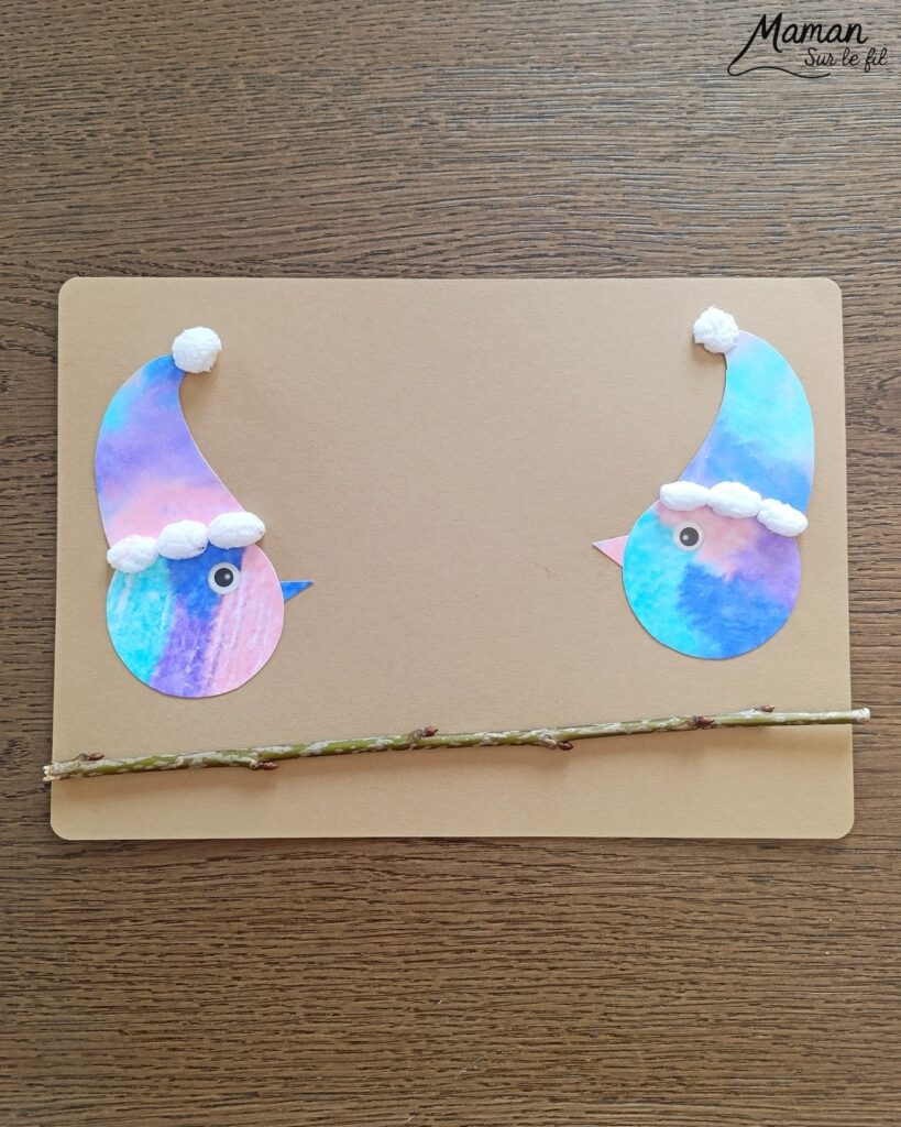 Créer des petits oiseaux d'hiver et leurs cadeaux avec la technique des feutres et du papier aluminium : activité créative, peinture et manuelle enfants - Oiseaux hivernaux avec cercles de papier - Couleurs avec feutres sur aluminium et eau - Technique au rendu joli - Cercles, géométrie, découpage, collage - Perforatrice - Land art avec collage d'une branche - Petits bonnets et cadeaux pour décorer - Flocons de maïs -Dessin - Couleurs hivernales - Bricolage DIY facile et rapide - Thème hiver, Noël, oiseaux, animaux de la forêt, des bois, du froid, nature - Décoration DIY - Bricolage et décoration sympa et facile - Arts visuels maternelle et élémentaire - Cycles 1 et 2 - Créativité - tutoriel photos - mslf