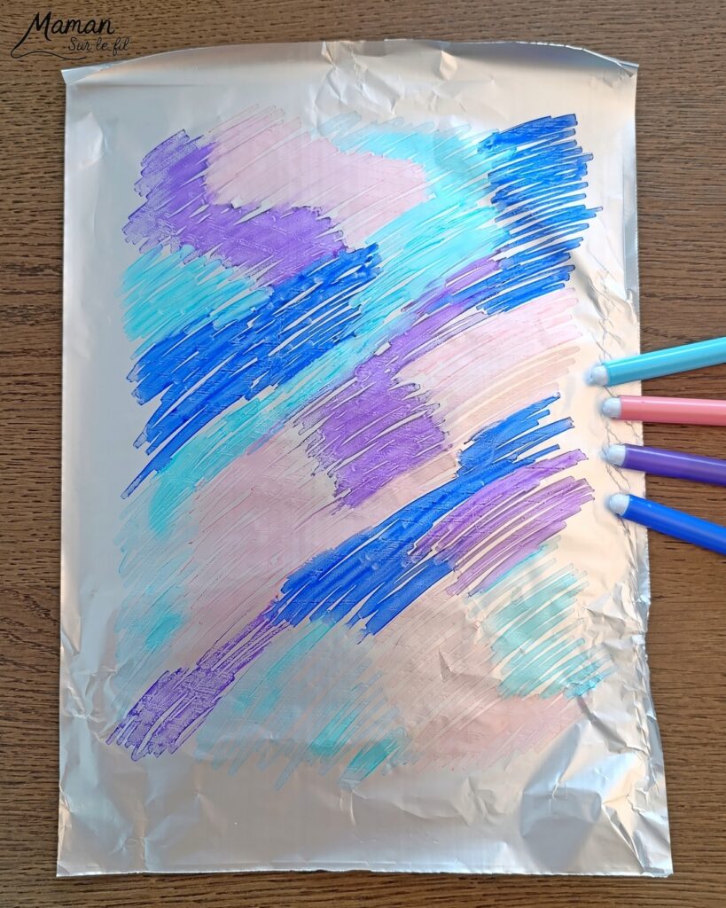 Créer des petits oiseaux d'hiver et leurs cadeaux avec la technique des feutres et du papier aluminium : activité créative, peinture et manuelle enfants - Oiseaux hivernaux avec cercles de papier - Couleurs avec feutres sur aluminium et eau - Technique au rendu joli - Cercles, géométrie, découpage, collage - Perforatrice - Land art avec collage d'une branche - Petits bonnets et cadeaux pour décorer - Flocons de maïs -Dessin - Couleurs hivernales - Bricolage DIY facile et rapide - Thème hiver, Noël, oiseaux, animaux de la forêt, des bois, du froid, nature - Décoration DIY - Bricolage et décoration sympa et facile - Arts visuels maternelle et élémentaire - Cycles 1 et 2 - Créativité - tutoriel photos - mslf