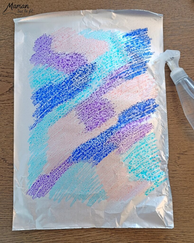 Créer des petits oiseaux d'hiver et leurs cadeaux avec la technique des feutres et du papier aluminium : activité créative, peinture et manuelle enfants - Oiseaux hivernaux avec cercles de papier - Couleurs avec feutres sur aluminium et eau - Technique au rendu joli - Cercles, géométrie, découpage, collage - Perforatrice - Land art avec collage d'une branche - Petits bonnets et cadeaux pour décorer - Flocons de maïs -Dessin - Couleurs hivernales - Bricolage DIY facile et rapide - Thème hiver, Noël, oiseaux, animaux de la forêt, des bois, du froid, nature - Décoration DIY - Bricolage et décoration sympa et facile - Arts visuels maternelle et élémentaire - Cycles 1 et 2 - Créativité - tutoriel photos - mslf