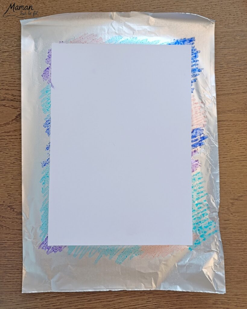 Créer des petits oiseaux d'hiver et leurs cadeaux avec la technique des feutres et du papier aluminium : activité créative, peinture et manuelle enfants - Oiseaux hivernaux avec cercles de papier - Couleurs avec feutres sur aluminium et eau - Technique au rendu joli - Cercles, géométrie, découpage, collage - Perforatrice - Land art avec collage d'une branche - Petits bonnets et cadeaux pour décorer - Flocons de maïs -Dessin - Couleurs hivernales - Bricolage DIY facile et rapide - Thème hiver, Noël, oiseaux, animaux de la forêt, des bois, du froid, nature - Décoration DIY - Bricolage et décoration sympa et facile - Arts visuels maternelle et élémentaire - Cycles 1 et 2 - Créativité - tutoriel photos - mslf