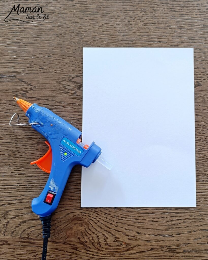 Peindre un sapin avec de la colle chaude : activité créative, peinture et manuelle enfants - Technique du pistolet à colle pour créer du volume - Mise en couleurs avec de la peinture type aquarelle - Bricolage DIY facile et rapide - Gommettes Etoile - Thème hiver, Noël, fêtes de fin d'année - Décoration DIY - Bricolage et décoration sympa et facile - Arts visuels maternelle et élémentaire - Cycles 1 et 2 - Créativité - tutoriel photos et vidéo - mslf