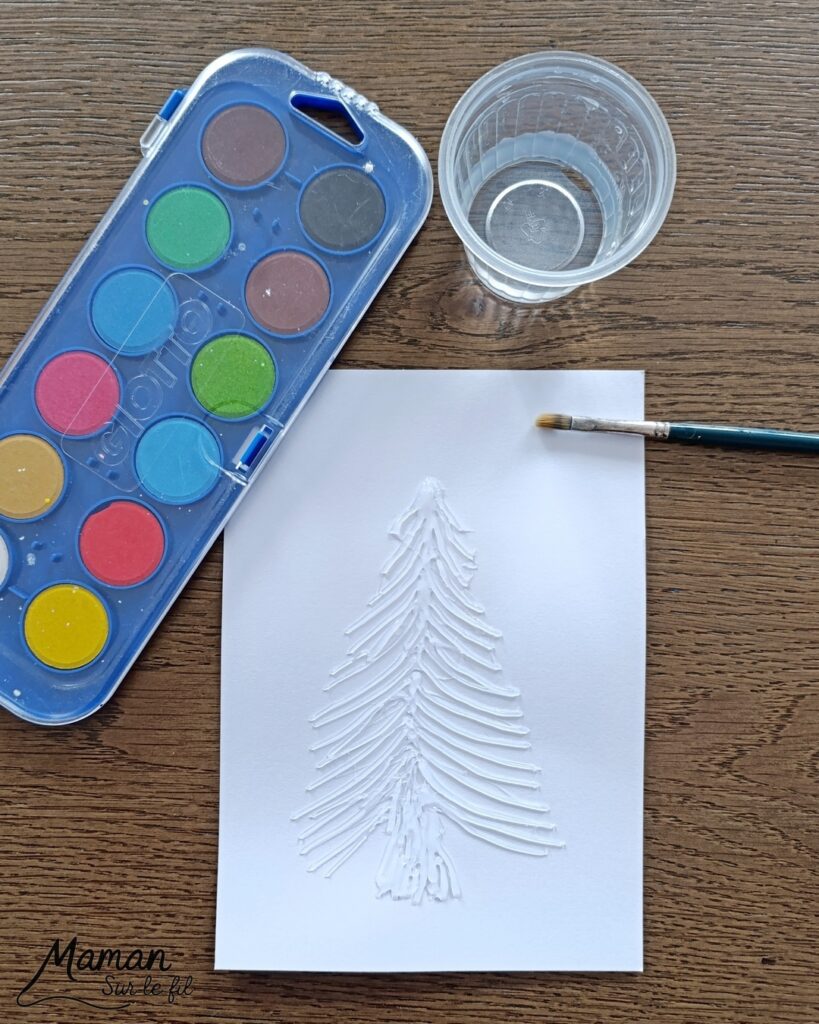Peindre un sapin avec de la colle chaude : activité créative, peinture et manuelle enfants - Technique du pistolet à colle pour créer du volume - Mise en couleurs avec de la peinture type aquarelle - Bricolage DIY facile et rapide - Gommettes Etoile - Thème hiver, Noël, fêtes de fin d'année - Décoration DIY - Bricolage et décoration sympa et facile - Arts visuels maternelle et élémentaire - Cycles 1 et 2 - Créativité - tutoriel photos et vidéo - mslf