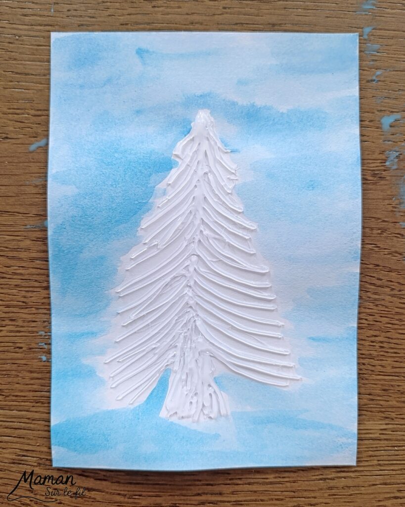 Peindre un sapin avec de la colle chaude : activité créative, peinture et manuelle enfants - Technique du pistolet à colle pour créer du volume - Mise en couleurs avec de la peinture type aquarelle - Bricolage DIY facile et rapide - Gommettes Etoile - Thème hiver, Noël, fêtes de fin d'année - Décoration DIY - Bricolage et décoration sympa et facile - Arts visuels maternelle et élémentaire - Cycles 1 et 2 - Créativité - tutoriel photos et vidéo - mslf