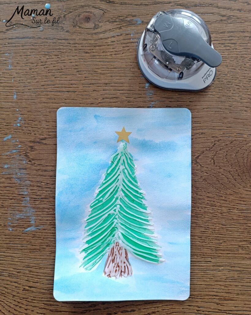 Peindre un sapin avec de la colle chaude : activité créative, peinture et manuelle enfants - Technique du pistolet à colle pour créer du volume - Mise en couleurs avec de la peinture type aquarelle - Bricolage DIY facile et rapide - Gommettes Etoile - Thème hiver, Noël, fêtes de fin d'année - Décoration DIY - Bricolage et décoration sympa et facile - Arts visuels maternelle et élémentaire - Cycles 1 et 2 - Créativité - tutoriel photos et vidéo - mslf