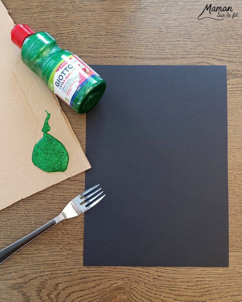 Peindre un sapin pailleté en peinture à la fourchette : activité créative, peinture et manuelle enfants - Technique de peinture rigolote avec peinture pailletée - Fourchette et paille découpée pour l'étoile - Vert et doré - Dessin et graphismes aux feutres blancs et métalliques - Sapin de Noël qui brille - Bricolage DIY facile et rapide - Thème hiver, Noël, fêtes de fin d'année - Décoration DIY - Bricolage et décoration sympa et facile - Arts visuels maternelle et élémentaire - Cycles 1 et 2 - Créativité - tutoriel photos - mslf