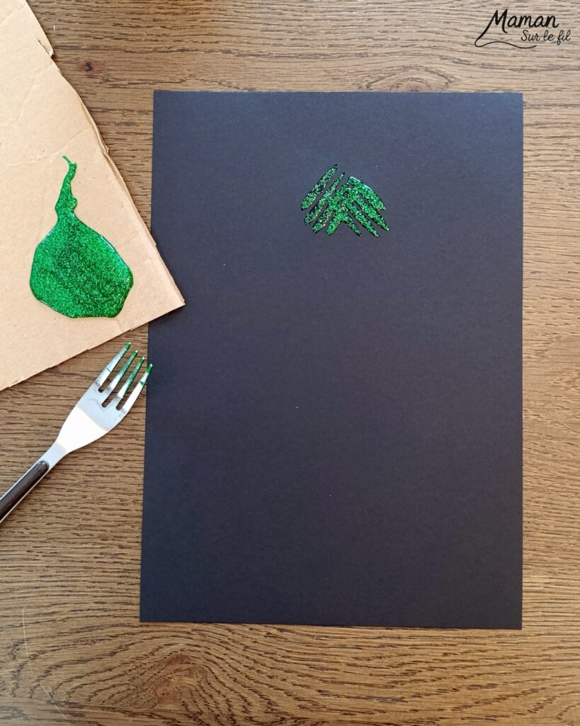 Peindre un sapin pailleté en peinture à la fourchette : activité créative, peinture et manuelle enfants - Technique de peinture rigolote avec peinture pailletée - Fourchette et paille découpée pour l'étoile - Vert et doré - Dessin et graphismes aux feutres blancs et métalliques - Sapin de Noël qui brille - Bricolage DIY facile et rapide - Thème hiver, Noël, fêtes de fin d'année - Décoration DIY - Bricolage et décoration sympa et facile - Arts visuels maternelle et élémentaire - Cycles 1 et 2 - Créativité - tutoriel photos - mslf