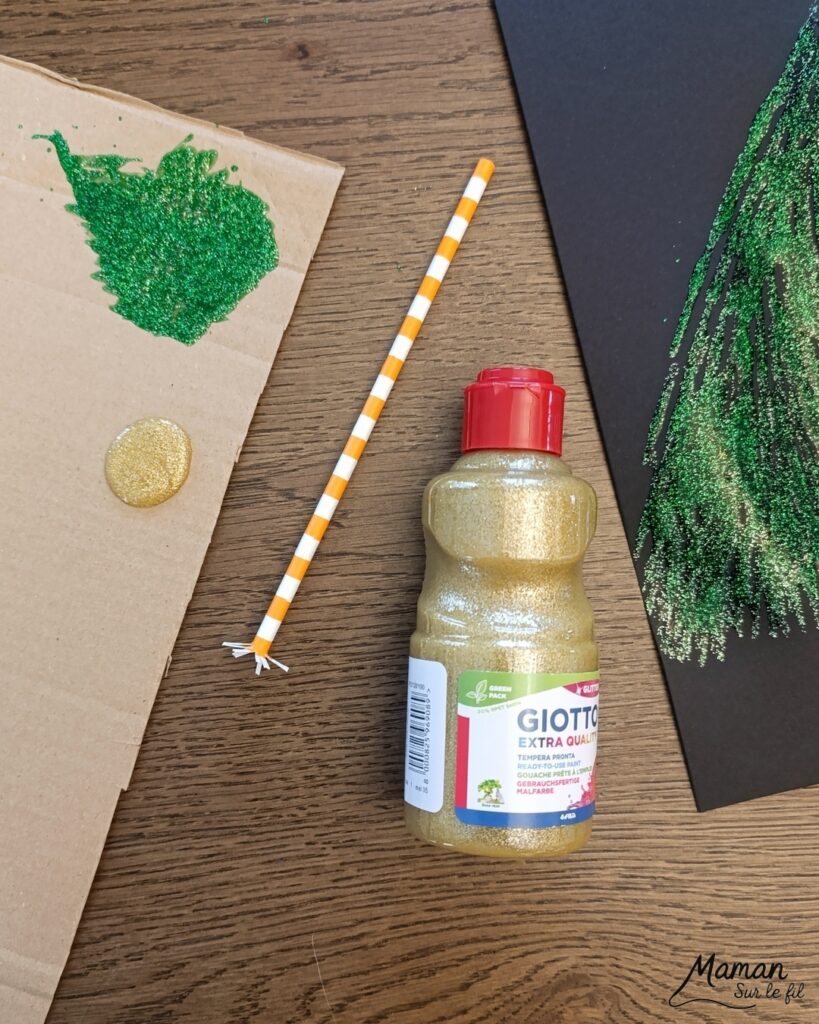 Peindre un sapin pailleté en peinture à la fourchette : activité créative, peinture et manuelle enfants - Technique de peinture rigolote avec peinture pailletée - Fourchette et paille découpée pour l'étoile - Vert et doré - Dessin et graphismes aux feutres blancs et métalliques - Sapin de Noël qui brille - Bricolage DIY facile et rapide - Thème hiver, Noël, fêtes de fin d'année - Décoration DIY - Bricolage et décoration sympa et facile - Arts visuels maternelle et élémentaire - Cycles 1 et 2 - Créativité - tutoriel photos - mslf