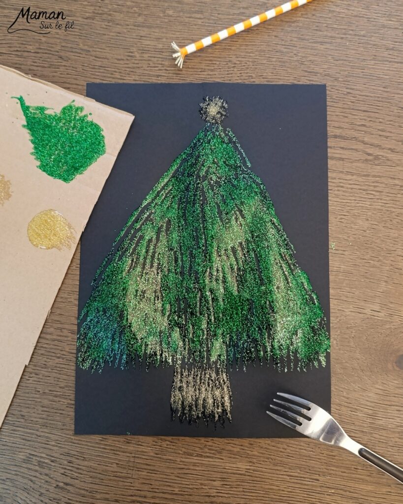 Peindre un sapin pailleté en peinture à la fourchette : activité créative, peinture et manuelle enfants - Technique de peinture rigolote avec peinture pailletée - Fourchette et paille découpée pour l'étoile - Vert et doré - Dessin et graphismes aux feutres blancs et métalliques - Sapin de Noël qui brille - Bricolage DIY facile et rapide - Thème hiver, Noël, fêtes de fin d'année - Décoration DIY - Bricolage et décoration sympa et facile - Arts visuels maternelle et élémentaire - Cycles 1 et 2 - Créativité - tutoriel photos - mslf