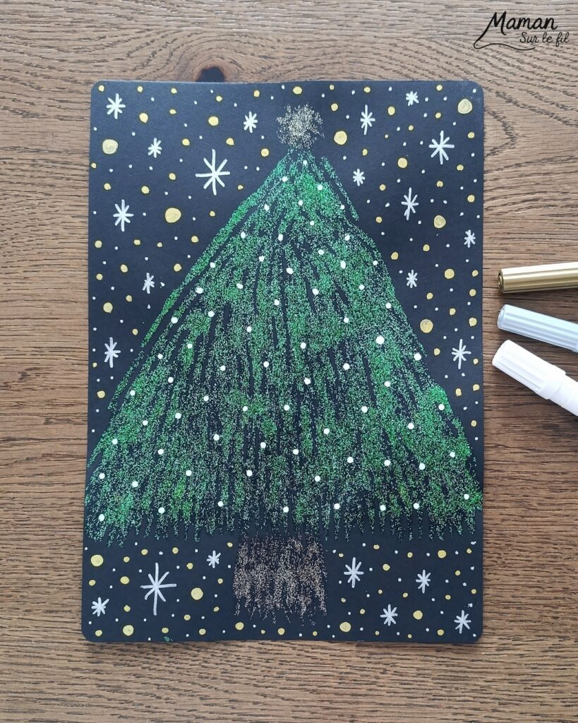 Peindre un sapin pailleté en peinture à la fourchette : activité créative, peinture et manuelle enfants - Technique de peinture rigolote avec peinture pailletée - Fourchette et paille découpée pour l'étoile - Vert et doré - Dessin et graphismes aux feutres blancs et métalliques - Sapin de Noël qui brille - Bricolage DIY facile et rapide - Thème hiver, Noël, fêtes de fin d'année - Décoration DIY - Bricolage et décoration sympa et facile - Arts visuels maternelle et élémentaire - Cycles 1 et 2 - Créativité - tutoriel photos - mslf