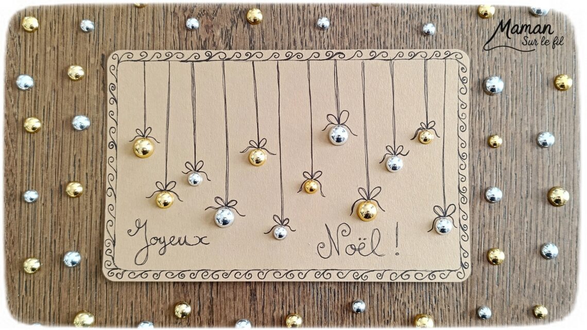 Créer une carte de voeux Boules de Noël avec des cabochons : activité créative et manuelle enfants - Découpage et collage de papier - Collage de demi perles, sequins, cabochons dorés et argentés pour les boules suspendues - Dessins, écriture et graphismes au feutre fin noir - Fond papier couleur Kraft - Cadeau pour les fêtes de fin d'année - Joyeux Noël ou Bonne année - Bricolage joli et décoration DIY et facile - Bricolage Fait maison, décoration - Thème Noël, fêtes de fin d'année, Boules de Noël - Bricolage sympa et facile - Arts visuels Maternelle et cycle 2 - Maternelle et élémentaire - Créativité - Cycle 1 ou 2 - tutoriel photos - mslf