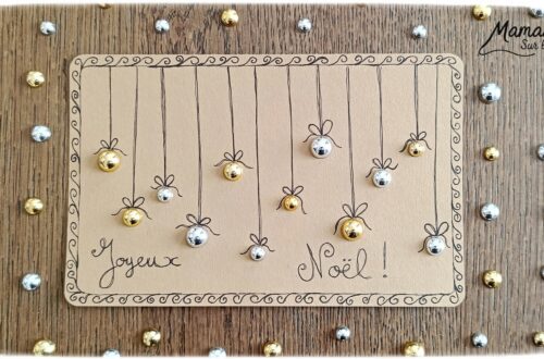 Créer une carte de voeux Boules de Noël avec des cabochons : activité créative et manuelle enfants - Découpage et collage de papier - Collage de demi perles, sequins, cabochons dorés et argentés pour les boules suspendues - Dessins, écriture et graphismes au feutre fin noir - Fond papier couleur Kraft - Cadeau pour les fêtes de fin d'année - Joyeux Noël ou Bonne année - Bricolage joli et décoration DIY et facile - Bricolage Fait maison, décoration - Thème Noël, fêtes de fin d'année, Boules de Noël - Bricolage sympa et facile - Arts visuels Maternelle et cycle 2 - Maternelle et élémentaire - Créativité - Cycle 1 ou 2 - tutoriel photos - mslf