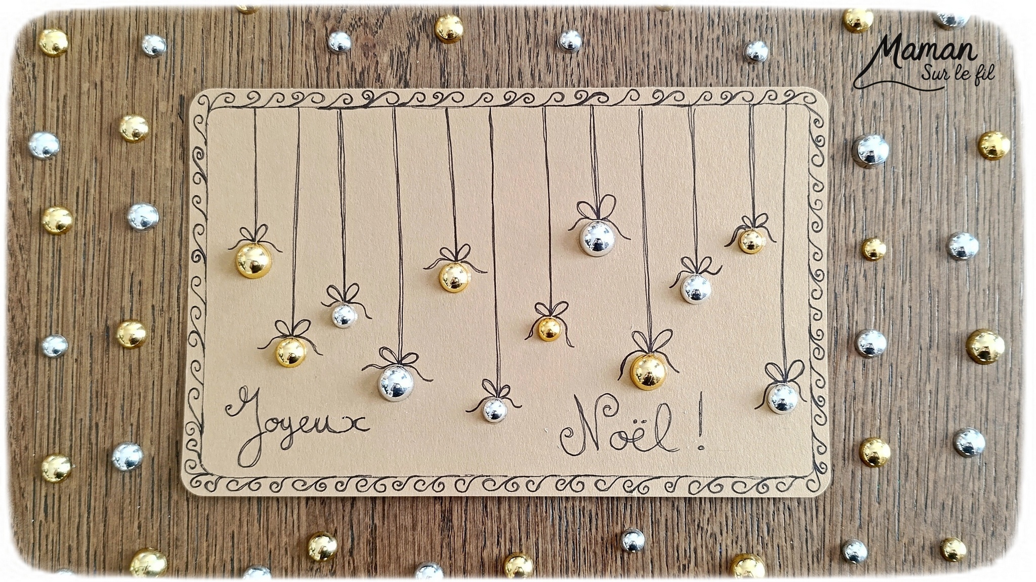 Créer une carte de voeux Boules de Noël avec des cabochons : activité créative et manuelle enfants - Découpage et collage de papier - Collage de demi perles, sequins, cabochons dorés et argentés pour les boules suspendues - Dessins, écriture et graphismes au feutre fin noir - Fond papier couleur Kraft - Cadeau pour les fêtes de fin d'année - Joyeux Noël ou Bonne année - Bricolage joli et décoration DIY et facile - Bricolage Fait maison, décoration - Thème Noël, fêtes de fin d'année, Boules de Noël - Bricolage sympa et facile - Arts visuels Maternelle et cycle 2 - Maternelle et élémentaire - Créativité - Cycle 1 ou 2 - tutoriel photos - mslf