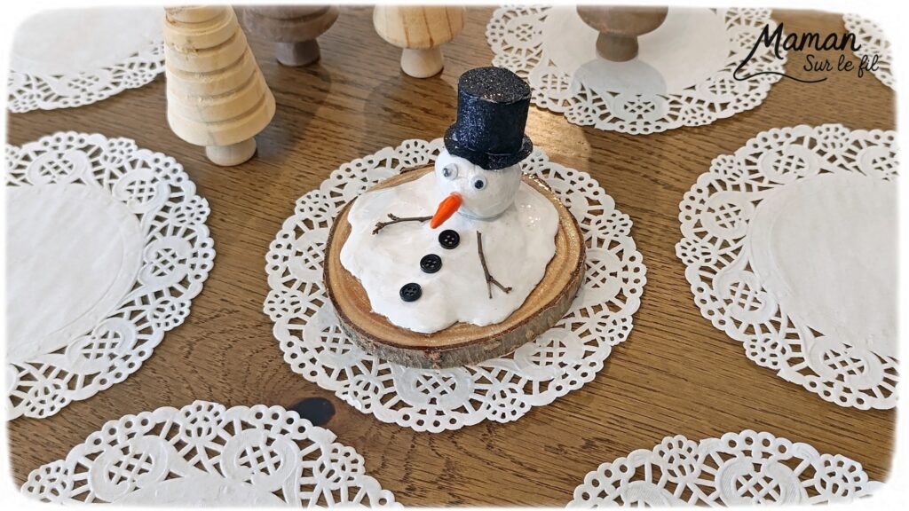 Fabriquer un bonhomme de neige fondu en pâte autodurcissante - activité créative et manuelle enfants - Décoration DIY et rigolote - Modelage, peinture, collage - Feutrine pour le chapeau, boutons et branches pour les bras - Le tout sur rondin de bois et napperon blanc - Bricolage et décoration DIY - Bricolage Fait maison, décoration - Thème Hiver, froid, neige - Bricolage sympa et facile - Arts visuels Maternelle et cycle 2 - Maternelle et élémentaire - Créativité - Cycle 1 ou 2 - tutoriel photos - mslf