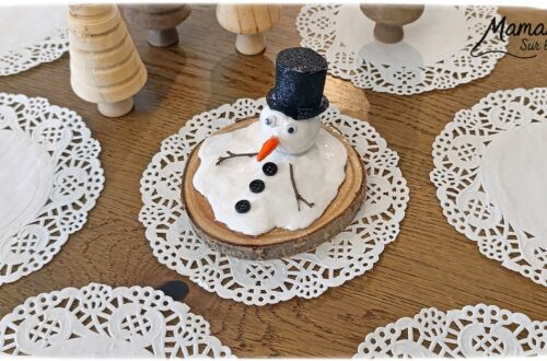 Fabriquer un bonhomme de neige fondu en pâte autodurcissante - activité créative et manuelle enfants - Décoration DIY et rigolote - Modelage, peinture, collage - Feutrine pour le chapeau, boutons et branches pour les bras - Le tout sur rondin de bois et napperon blanc - Bricolage et décoration DIY - Bricolage Fait maison, décoration - Thème Hiver, froid, neige - Bricolage sympa et facile - Arts visuels Maternelle et cycle 2 - Maternelle et élémentaire - Créativité - Cycle 1 ou 2 - tutoriel photos - mslf