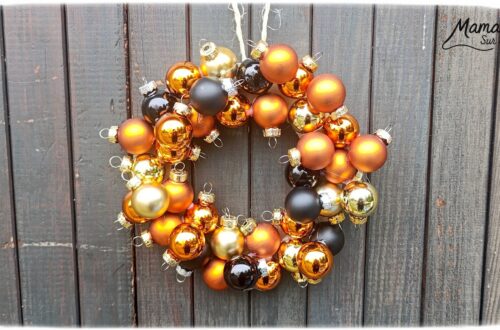 Fabriquer une couronne de Noël DIY avec des boules : activité créative et manuelle enfants - Recyclage, récup', surcyclage de carton et de vieilles boules de Noël - Décoration faite maison - Suspension - Géométrie, utilisation d'un compas, cercle - Bricolage joli et décoration DIY et facile - Bricolage Fait maison, décoration - Thème Noël, fêtes de fin d'année, décorations pour la maison - Bricolage sympa et facile - Arts visuels Maternelle et cycle 2 - Maternelle et élémentaire - Créativité - Cycle 1 ou 2 - tutoriel photos - mslf