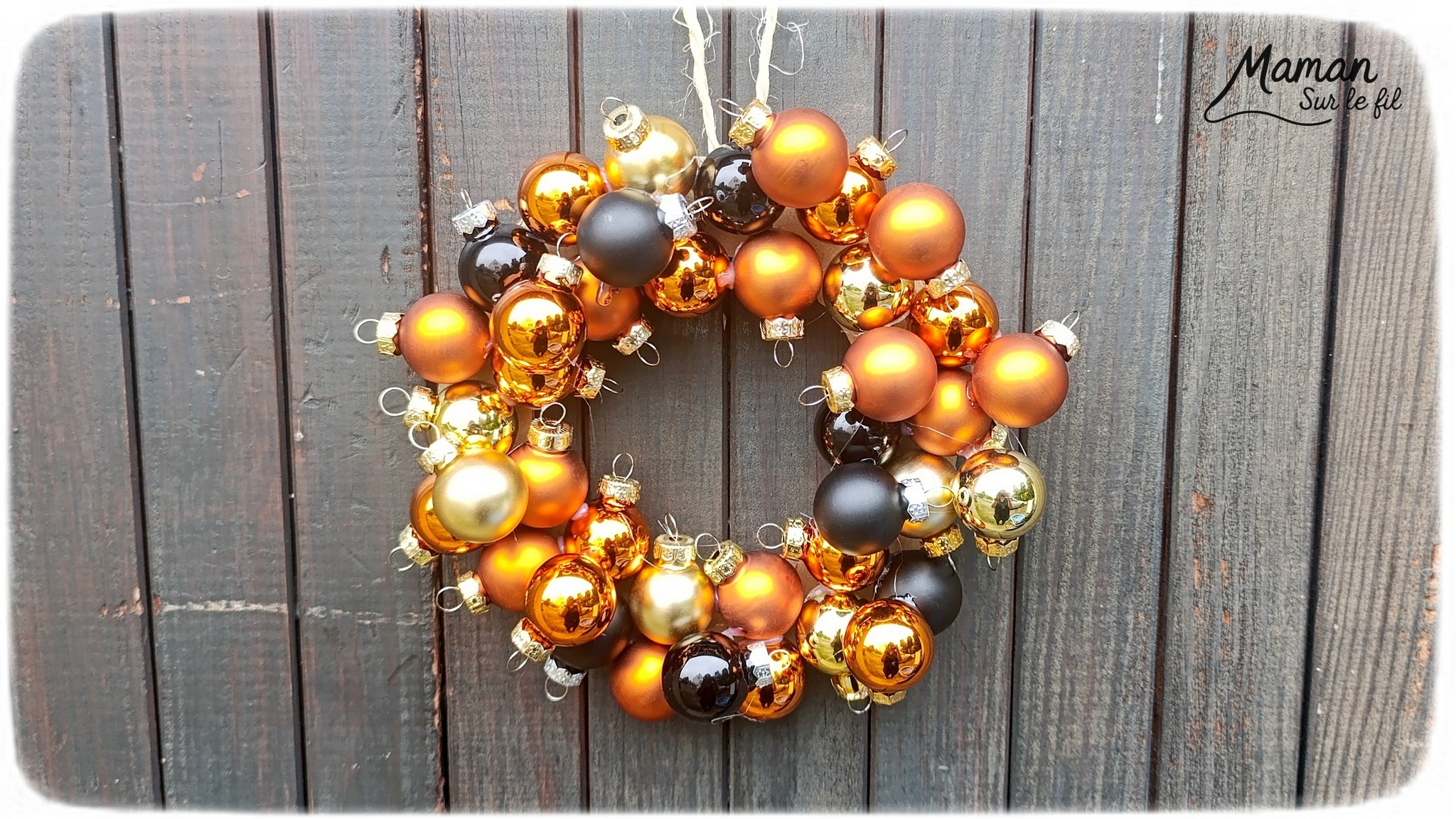 Fabriquer une couronne de Noël DIY avec des boules : activité créative et manuelle enfants - Recyclage, récup', surcyclage de carton et de vieilles boules de Noël - Décoration faite maison - Suspension - Géométrie, utilisation d'un compas, cercle - Bricolage joli et décoration DIY et facile - Bricolage Fait maison, décoration - Thème Noël, fêtes de fin d'année, décorations pour la maison - Bricolage sympa et facile - Arts visuels Maternelle et cycle 2 - Maternelle et élémentaire - Créativité - Cycle 1 ou 2 - tutoriel photos - mslf