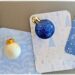 Fabriquer des magnets hivernaux avec de vieilles boules de Noël : activité créative, récup' et manuelle enfants - Recyclage, surcyclage de mini boules de Noël - Décoration faite maison et DIY - Bleu et blanc - Décoration à offrir - à accrocher au frigo - Entre Noël et hiver -Bricolage joli et décoration DIY et facile - Bricolage Fait maison, décoration - Thème Noël, fêtes de fin d'année, décorations pour la maison, hiver - Bricolage sympa et facile - Arts visuels Maternelle et cycle 2 - Maternelle et élémentaire - Créativité - Cycle 1 ou 2 - tutoriel photos - mslf