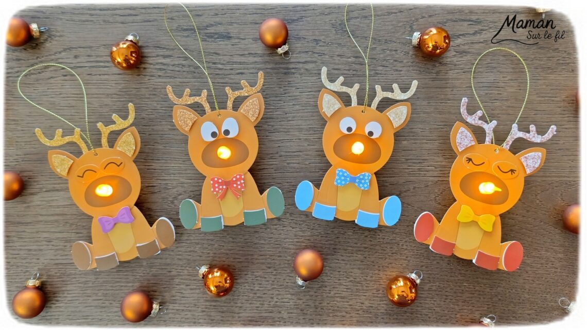 Fabriquer des suspensions Rennes mignons au nez lumineux : activité créative et manuelle enfants - Le kit créatif tout compris vient de chez 10 Doigts - Collage des différents éléments avec des pastilles double face - Nez lumineux avec une bougie chauffe-plat - Quatre rennes différentes, bas prix - Suspensions DIY, fait maison pour le sapin de Noël - Bricolage et décoration DIY - Bricolage Fait maison, décoration - Kit tout compris - Thème Animaux du froid, de la forêt, Noël - Bricolage sympa et facile - Arts visuels Maternelle et cycle 2 - Maternelle et élémentaire - Créativité - Cycle 1 ou 2 - tutoriel photos - mslf