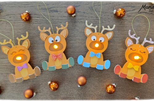 Fabriquer des suspensions Rennes mignons au nez lumineux : activité créative et manuelle enfants - Le kit créatif tout compris vient de chez 10 Doigts - Collage des différents éléments avec des pastilles double face - Nez lumineux avec une bougie chauffe-plat - Quatre rennes différentes, bas prix - Suspensions DIY, fait maison pour le sapin de Noël - Bricolage et décoration DIY - Bricolage Fait maison, décoration - Kit tout compris - Thème Animaux du froid, de la forêt, Noël - Bricolage sympa et facile - Arts visuels Maternelle et cycle 2 - Maternelle et élémentaire - Créativité - Cycle 1 ou 2 - tutoriel photos - mslf
