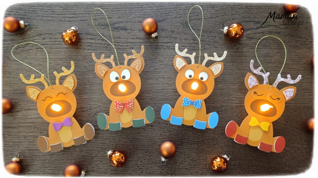 Fabriquer des suspensions Rennes mignons au nez lumineux : activité créative et manuelle enfants - Le kit créatif tout compris vient de chez 10 Doigts - Collage des différents éléments avec des pastilles double face - Nez lumineux avec une bougie chauffe-plat - Quatre rennes différentes, bas prix - Suspensions DIY, fait maison pour le sapin de Noël - Bricolage et décoration DIY - Bricolage Fait maison, décoration - Kit tout compris - Thème Animaux du froid, de la forêt, Noël - Bricolage sympa et facile - Arts visuels Maternelle et cycle 2 - Maternelle et élémentaire - Créativité - Cycle 1 ou 2 - tutoriel photos - mslf
